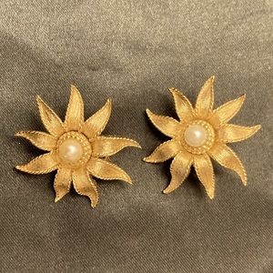 Vintage 1950s clip on starburst earrings with pearls